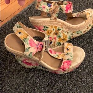 Tan flower wedges